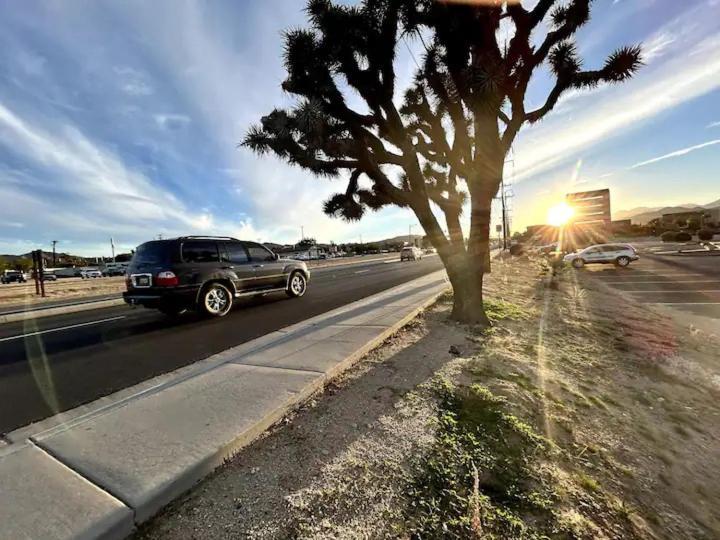 Serene Modern Home Backdoor With Great Wifi, Games, Movies, Patio Seating And Bbq Easy Access To North Joshua Tree National Park In 10 Minutes Twentynine Palms Exterior foto